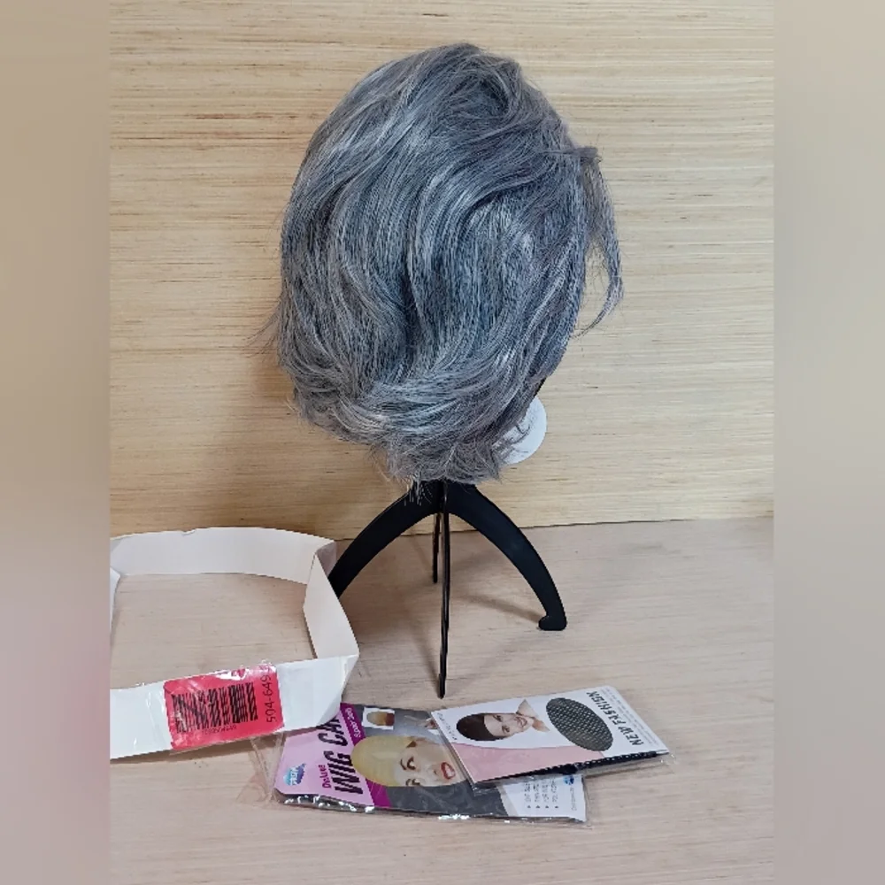 Short Mixed Grey Wigs for  Women‎ Layered Natural
